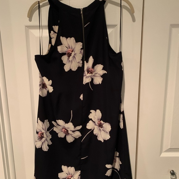 Ladies dress size M. Hayley 23 brand. Lightweight Black with crème flowers - Picture 2 of 3